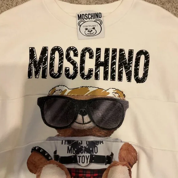 MOSCHINO WHITE TEDDY SWEATSHIRT. size 4-6 (US). white.Chic Moschino sweater in